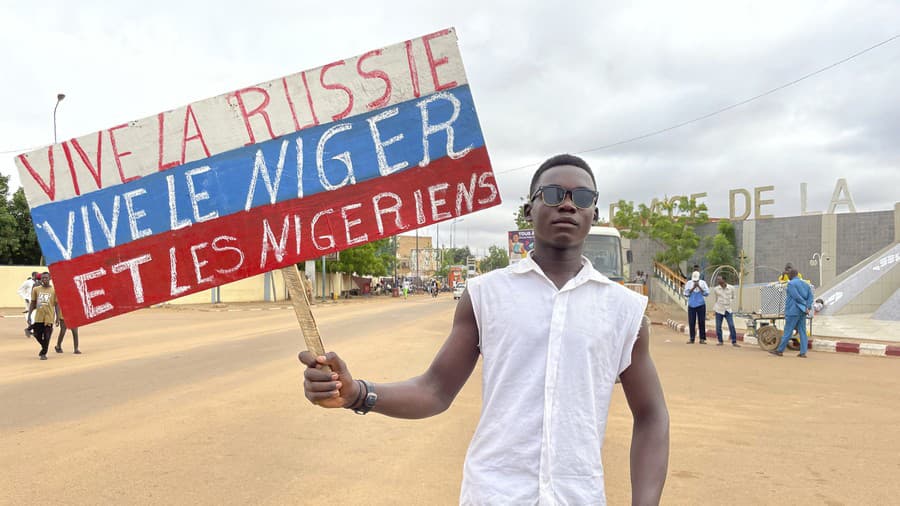 Protestujúci v meste Niamey.