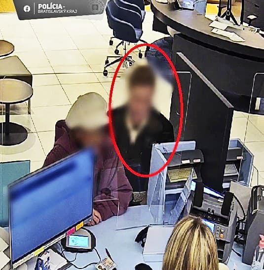 Sklárová mala podľa polície obrať staršiu ženu o peniaze.