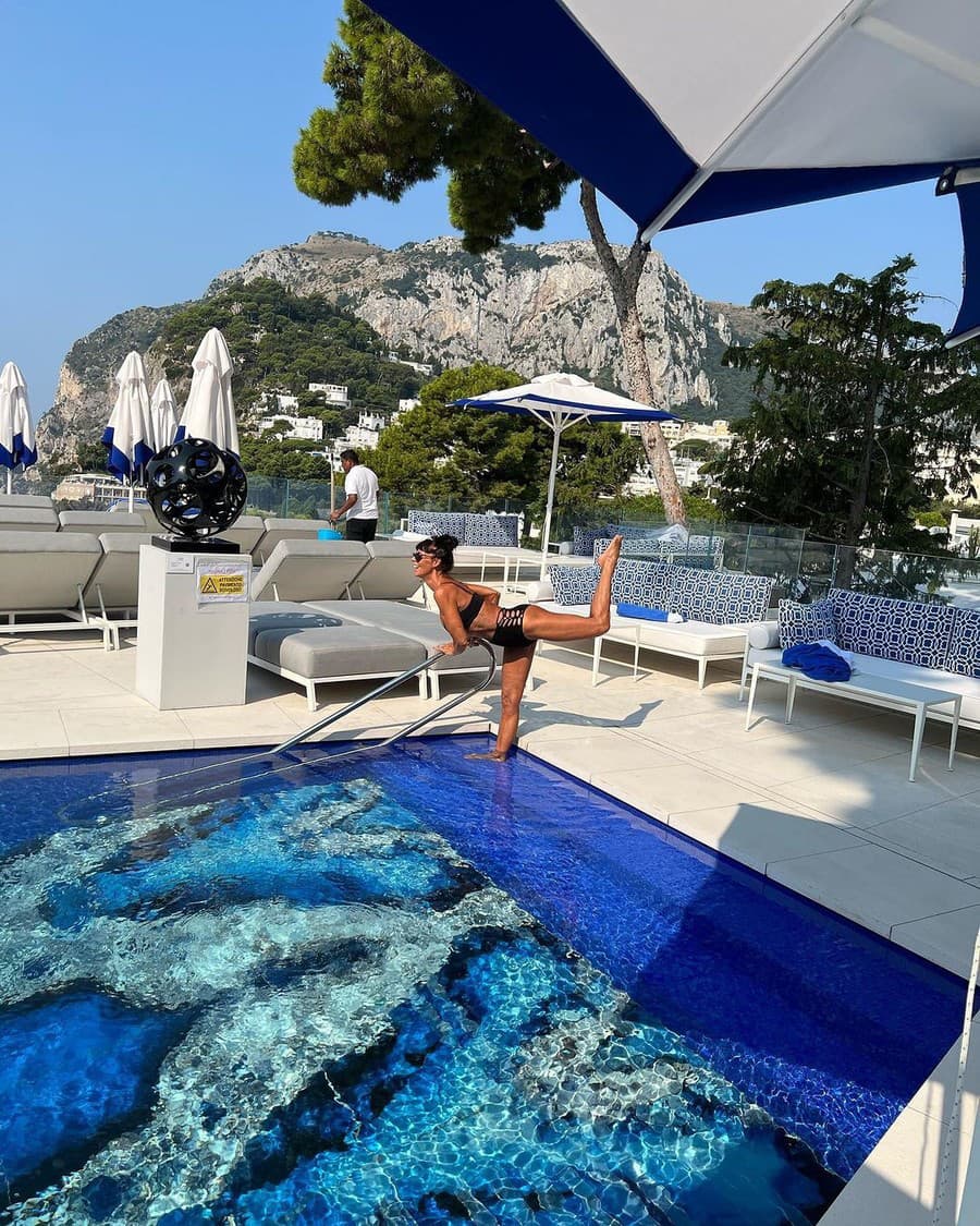 Extravagantná Rebecca Justh (67) si užíva slnečné počasie na ostrove Capri.