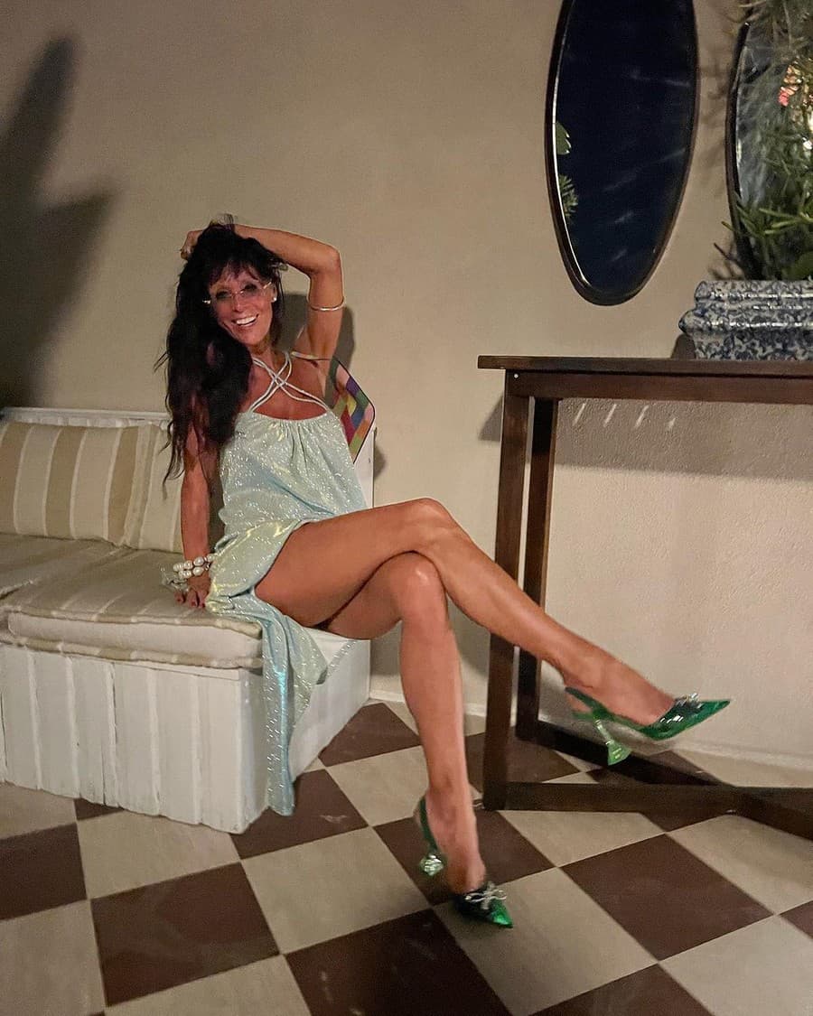 Extravagantná Rebecca Justh (67) si užíva slnečné počasie na ostrove Capri.