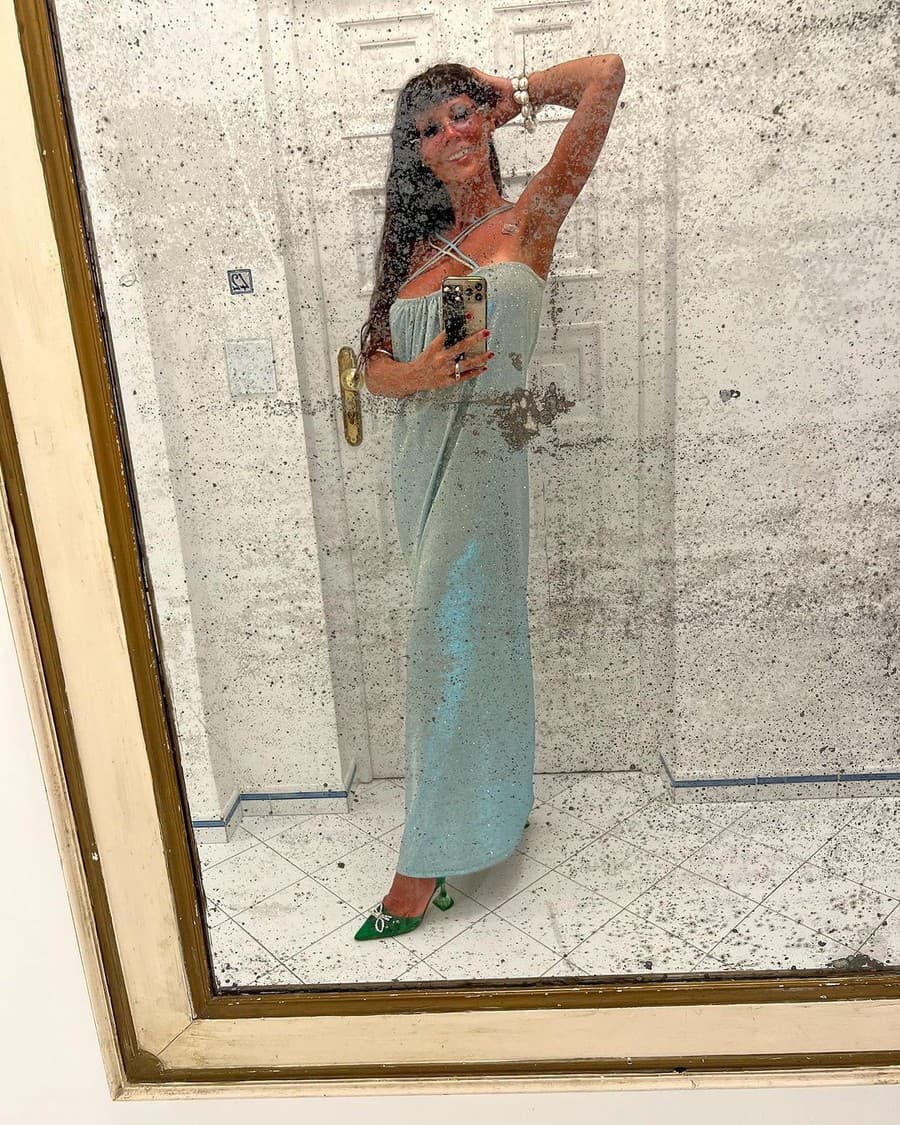 Extravagantná Rebecca Justh (67) si užíva slnečné počasie na ostrove Capri.