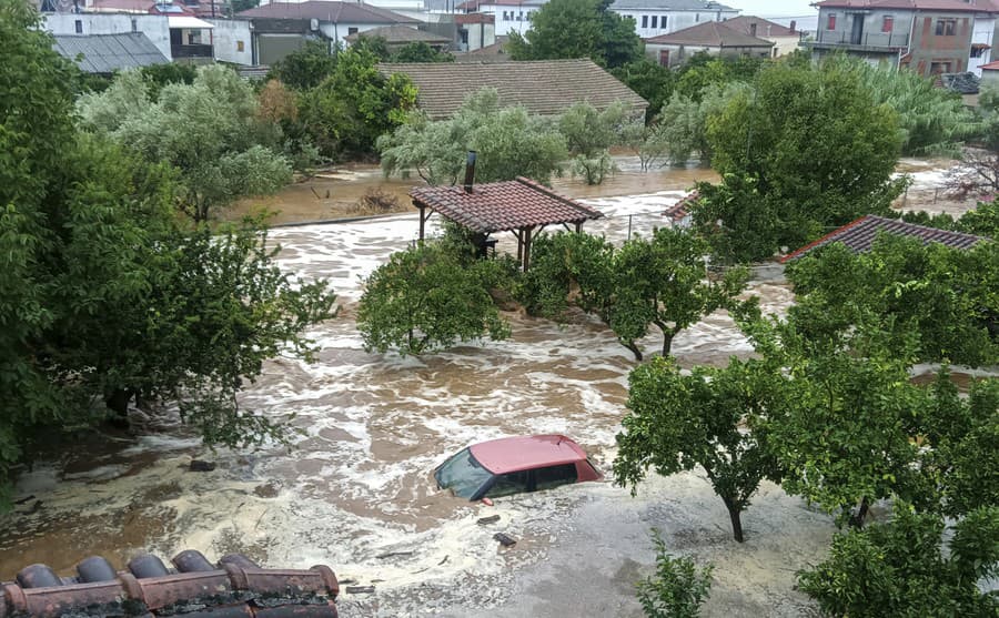 Strednú oblasť Grécka zasiahla silná búrka, hlásia jednu obeť.