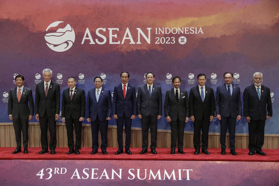 Lídri ASEAN v absolvujú