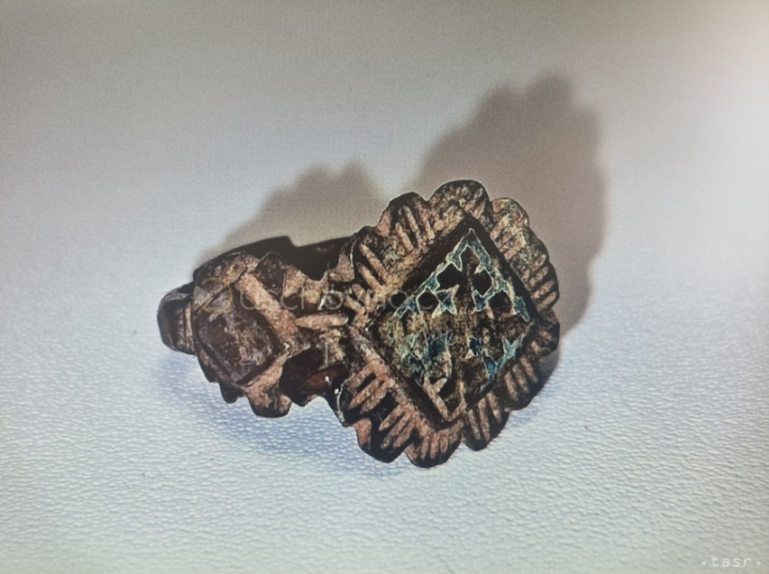 Dámsky mosadzný prsteň z obdobia vrcholného stredoveku, bol najkrajším nálezom tohtoročnej archeologickej sezóny na Pustom hrade nad Zvolenom.
