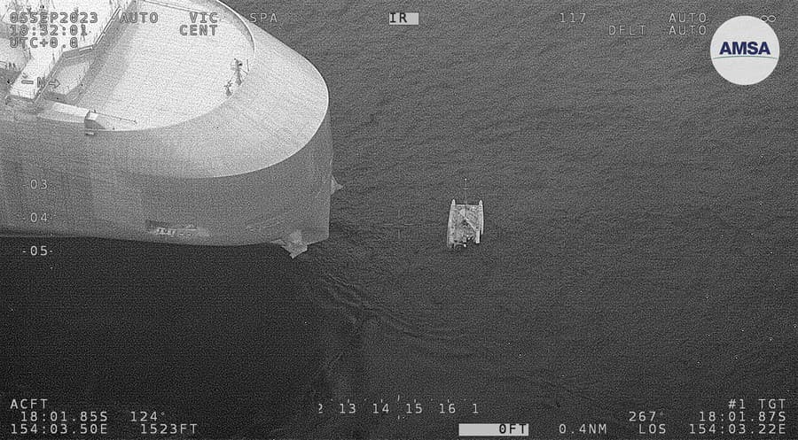 Čiastočne potopený nafukovací katamarán počas záchrany troch námorníkov v Koralovom mori 