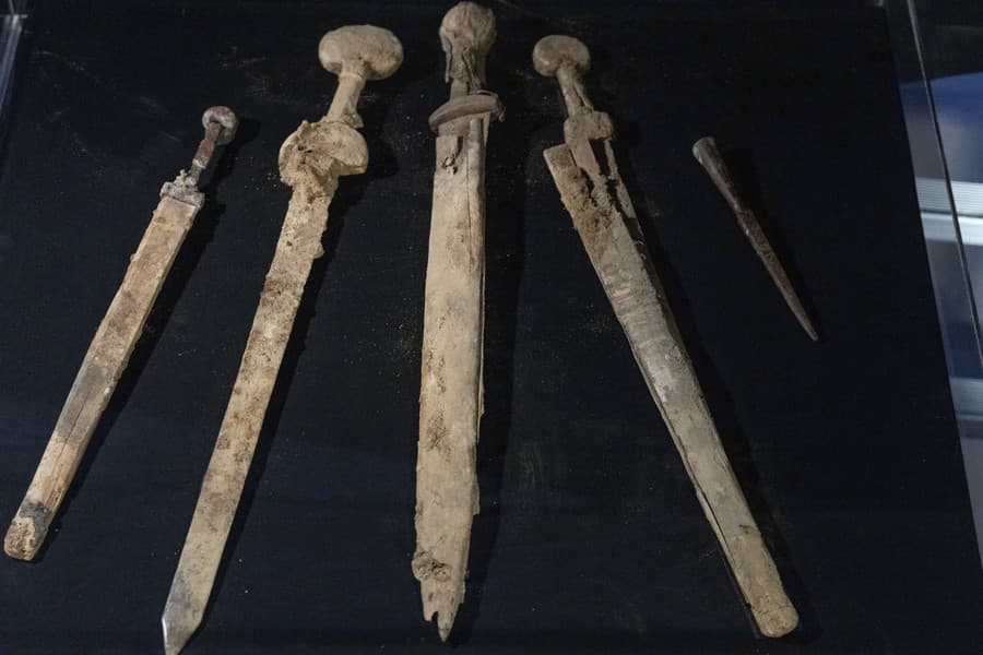 Archeológovia objavili v Judejskej púšti starorímske meče a kopiju.