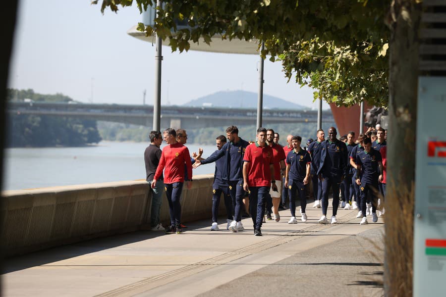 Futbalisti na prechádzke po