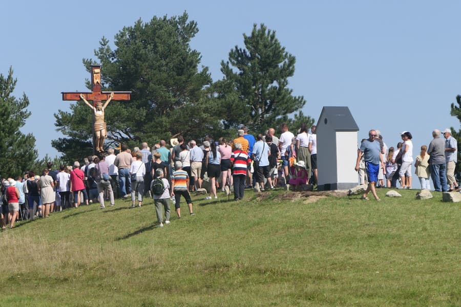 Na snímke požehnanie krížovej