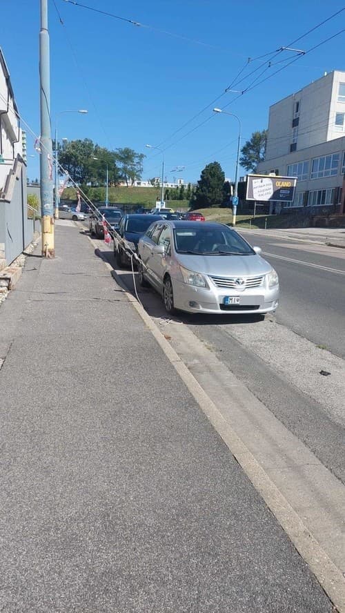 Lezeckými lanami si vodič auto pripevnil k streche domu.