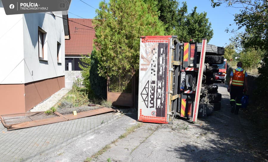  Vodič nákladného auta poškodil v Novákoch značku, zábradlie a zvodidlá
