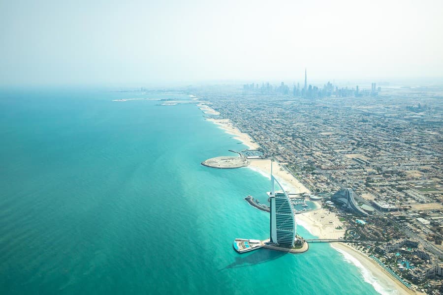 Pohľad na najluxusnejší hotel sveta Burj Al Arab v Dubaji.