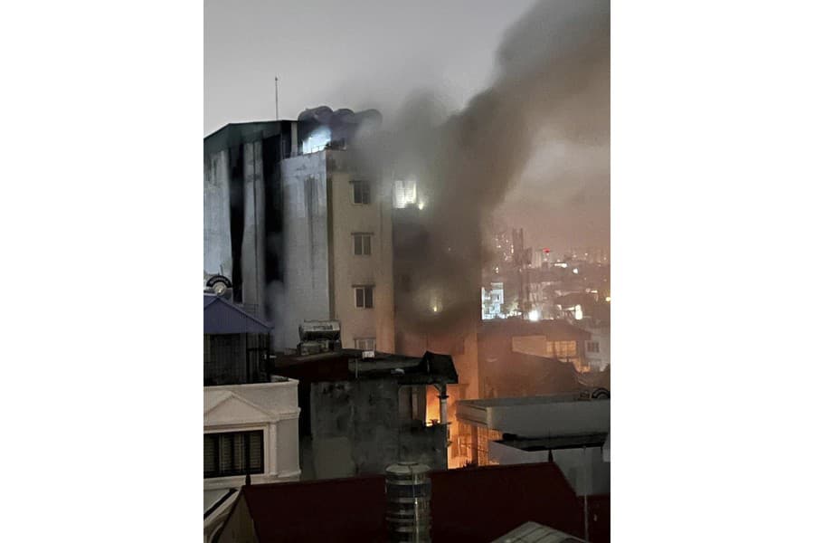 Veľký požiar bytového domu v Hanoji si vyžiadal najmenej desať mŕtvych.