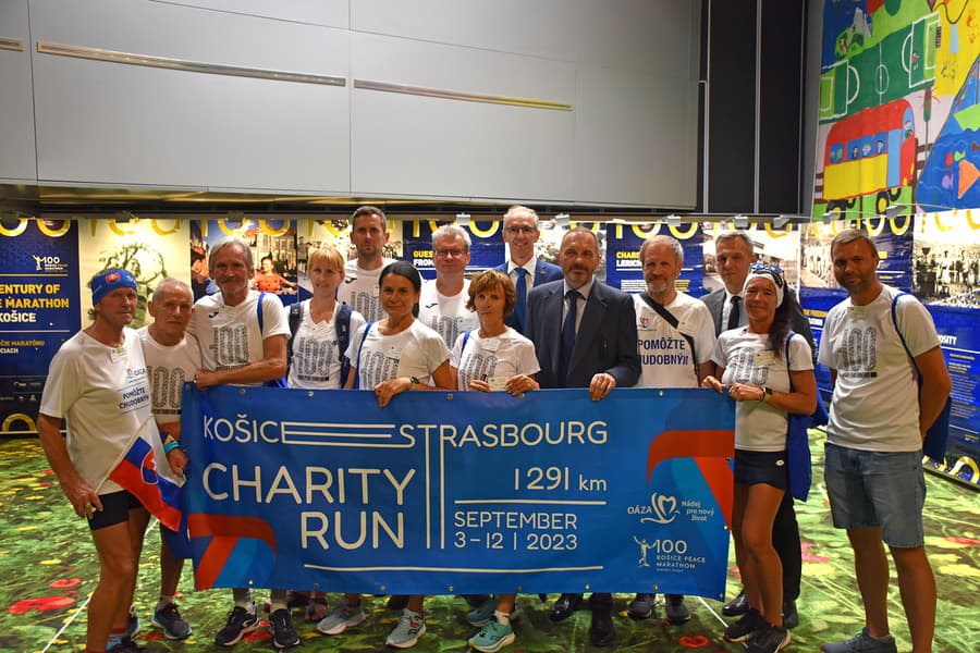 Zahájenie výstavy obohatil príchod štafetových bežcov, ktorí bežali charitatívnu bežeckú štafetu z Košíc až do Štrasburgu.