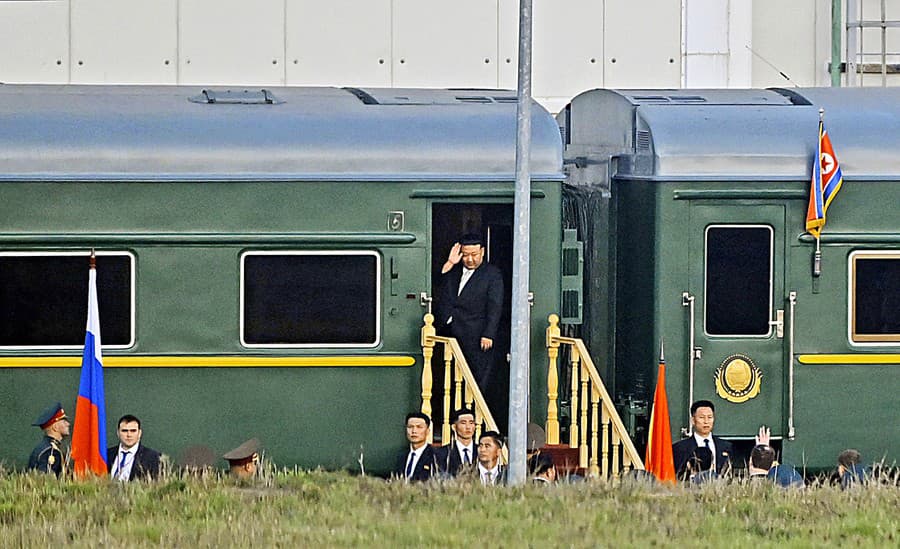 Severokórejský diktátor po večeri s Putinom nastúpil do svojho vlaku a  vydal sa späť do vlasti.