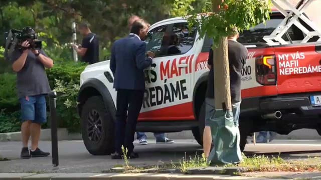 Šéf OĽaNO dorazil na novom pickupe s polepmi svojej kampane. 