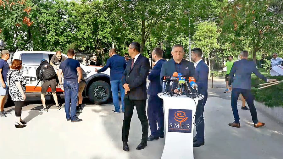 K ruvačke došlo na tlačovke, keď Matovič zaparkoval na chodníku a smeráci mu chceli znefunkčniť reproduktory.