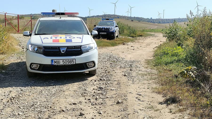 Na snímke policajné autá