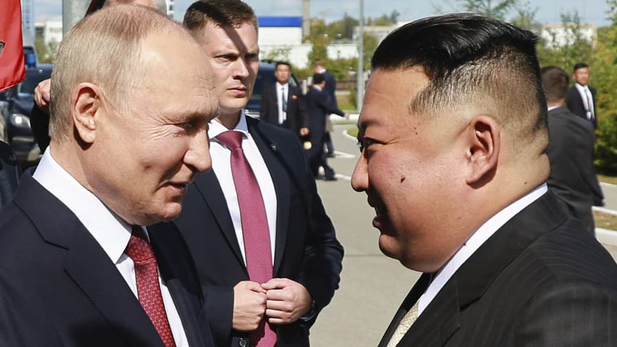 Ruský prezident Vladimir Putin (vľavo) a severokórejský líder Kim Čong-un.