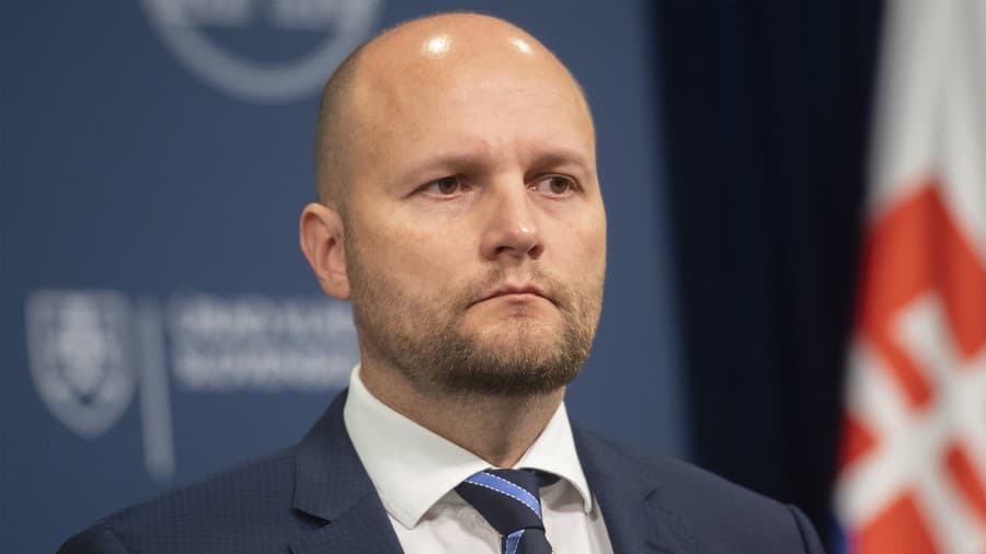 Na snímke minister obrany