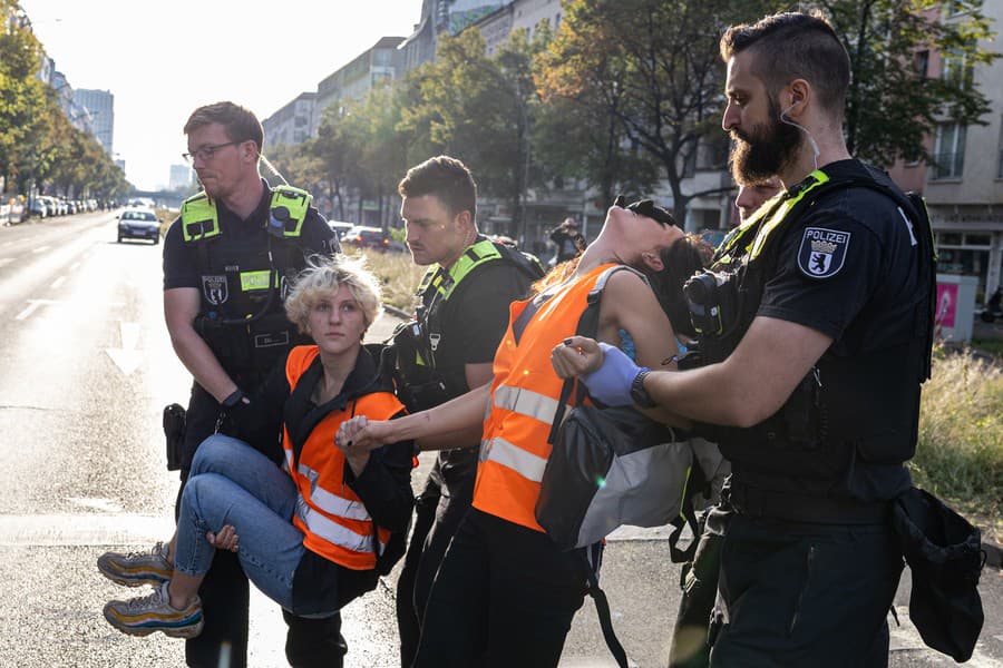 Klimatickí aktivisti protestovali v