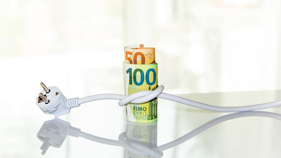 Vláda vďaka memorandu so Slovenskými elektrárňami ušetrí ľuďom stovky eur.
