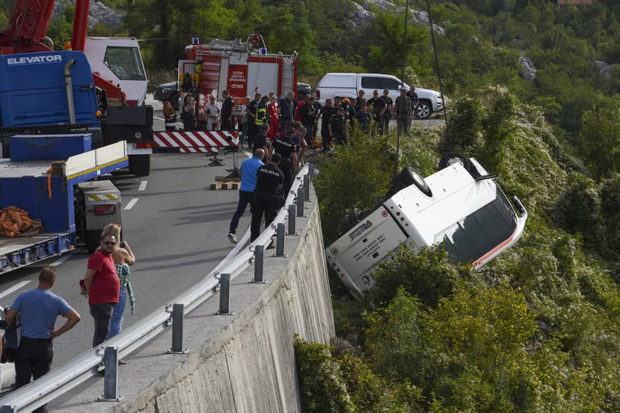  Záchranári odstraňujú autobus na mieste nehody na ceste neďaleko Cetinje v Čiernej Hore v utorok 19. septembra 2023.