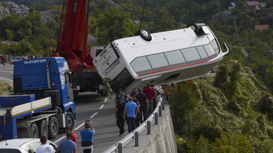  Záchranári odstraňujú autobus