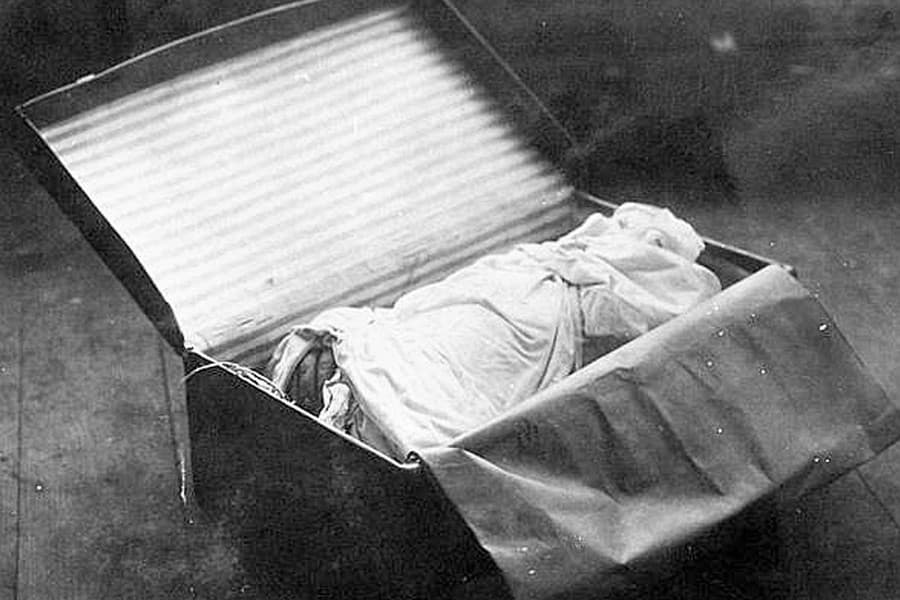 Rozštvrtené časti tela Slovenky boli uložené do dvoch kufrov v roku 1933.