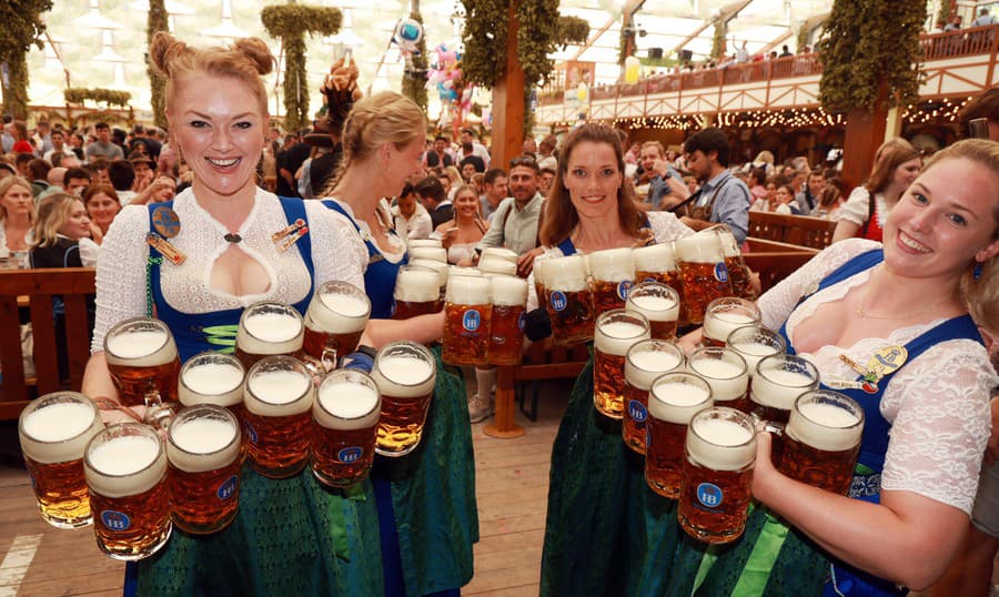 Silné i zvodné: Dámy obsluhujúce na festivale musia mať dobrú kondíciu, pivo sa totiž čapuje do litrových krígľov