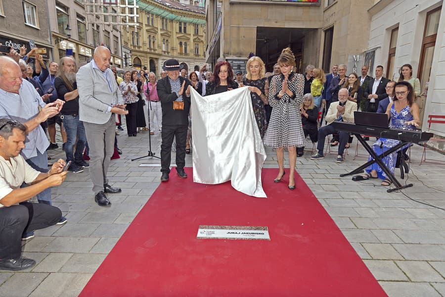 Deana Jakubisková neskrývala dojatie z pocty, ktorej sa dostalo jej manželovi.
