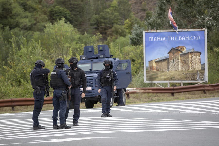 Kosovskí policajti stoja na