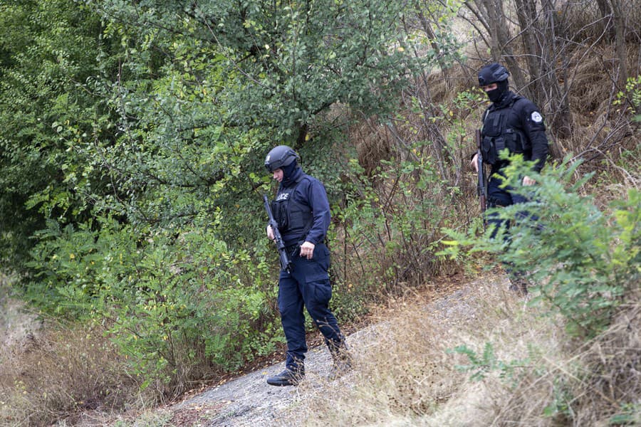 Kosovskí policajti hliadkujú oblasť