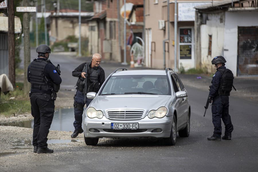 Kosovskí policajti strážia cestu