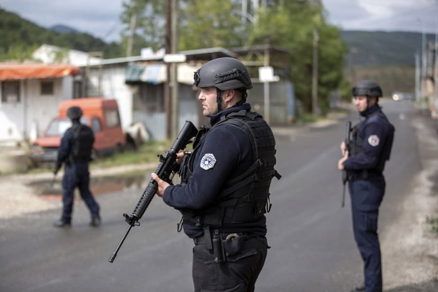 Kosovskí policajti strážia cestu