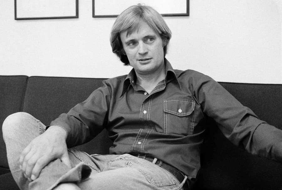 Na archívnej snímke z 28. augusta 1975 britský herec David McCallum počas interview v New Yorku.