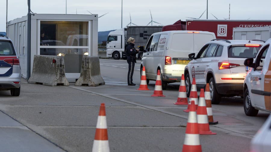 Policajné kontroly na rakúsko-slovenských