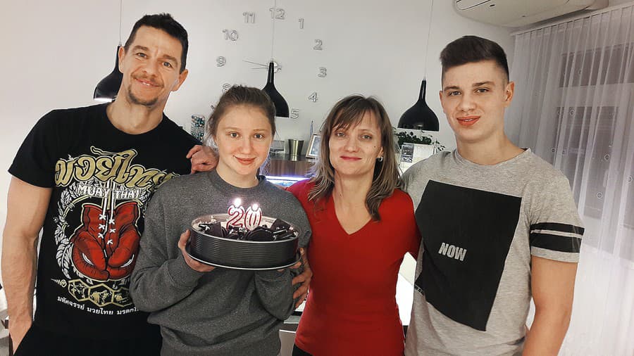 Rodina: Športovkyňa s otcom, mamou a bratom, ktorí sú jej veľkými fanúšikmi.