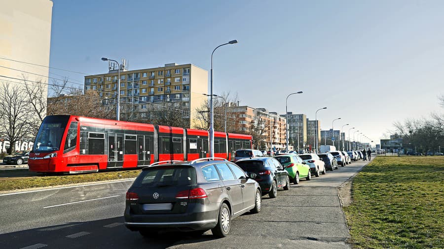 Parkovanie na chodníkoch bude