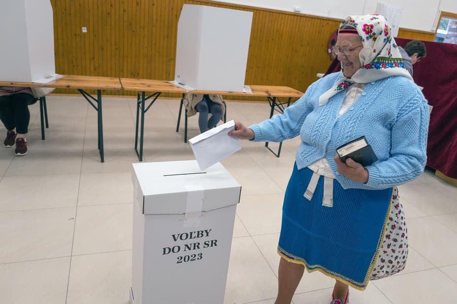 Najmä ženy chodia v Lendaku voliť v typických krojoch.