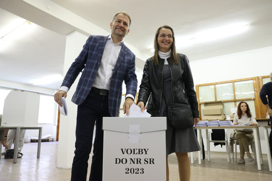 Svoj hlas odovzdal už aj predseda hnutia OĽaNO Igor Matovič spolu s manželkou.