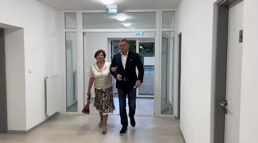 Rober Fico išiel odvoliť v sprievode matky.