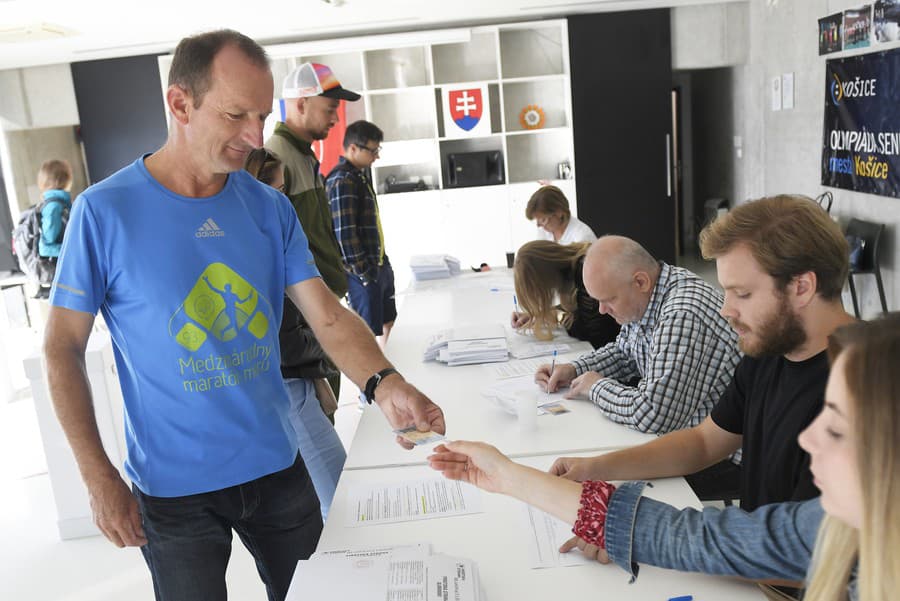 Maratónsky bežec po registrácii na MMM volí vo volebnej miestnosti v Kulturparku v Košiciach 
