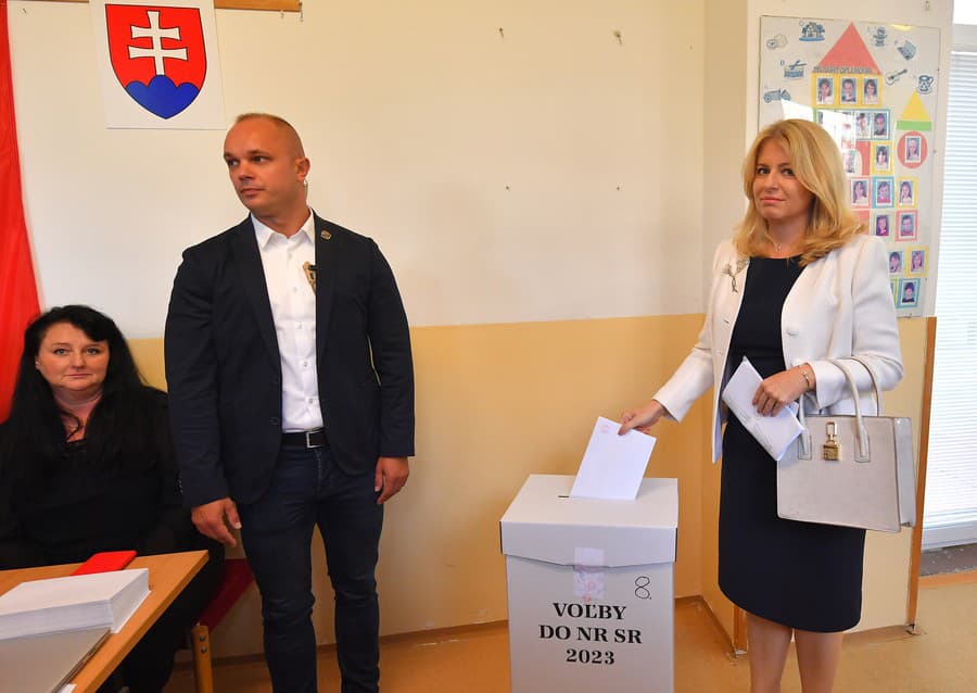 Prezidentka SR Zuzana Čaputová volí vo volebnej miestnosti v Pezinku počas predčasných parlamentných volieb 