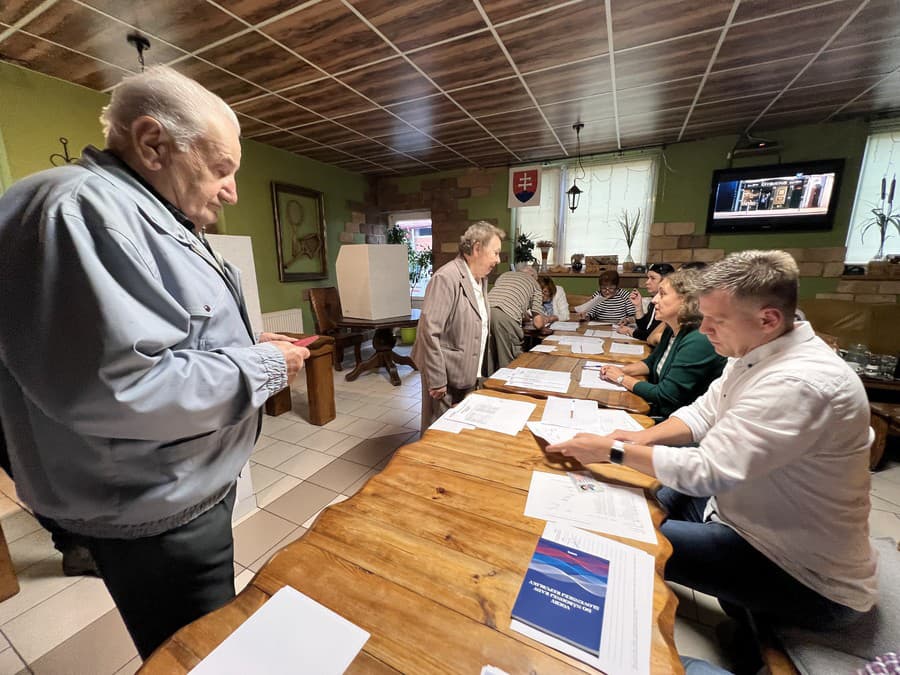 Na snímke obyvatelia prešovskej mestskej časti Šalgovík počas hlasovania vo volebnej miestnosti, ktorá je zriadená v krčme.
