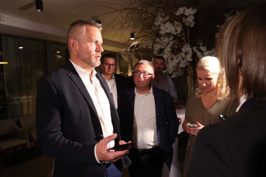 Líder Hlasu-SD Peter Pellegrini prišiel do centrály strany.