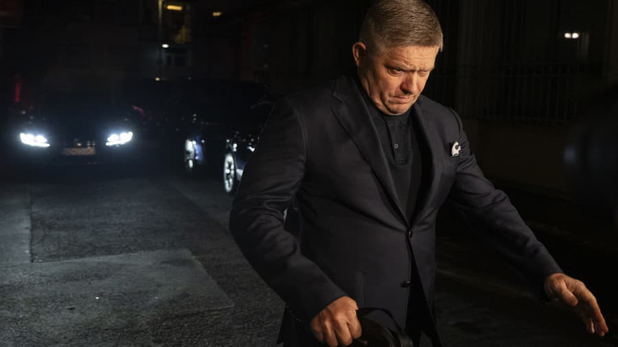 Robert Fico prichádza do centrály strany.