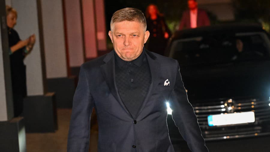 Príchod: Robert Fico sa ukázal na začiatku volebnej noci a potom čakal v útrobách Smeru. 