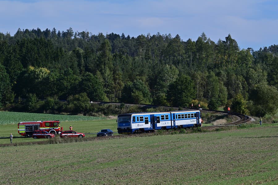 Muži na mieste pracovali