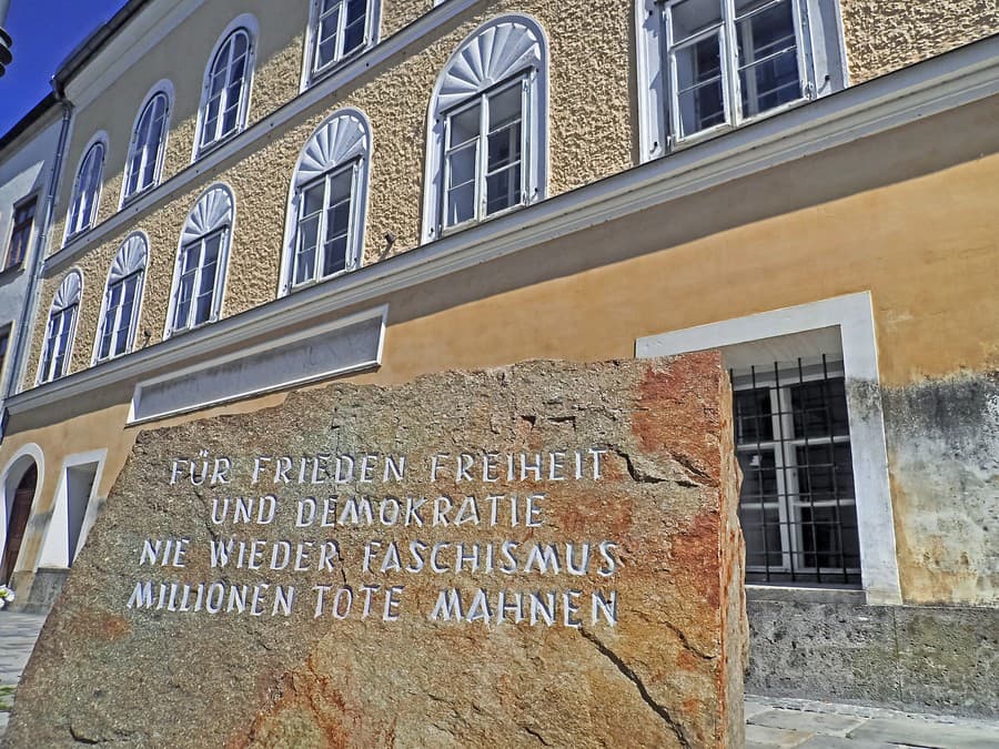 Pred domom je pamätník z kameňa z koncentračného tábora Mauthausen.