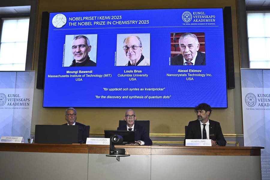 Práca laureátov Nobelovej ceny za chémiu za rok 2023 počas tlačovej konferencie v Štokholme.